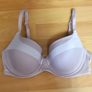 Nearly new Victoria Secret 34D bra